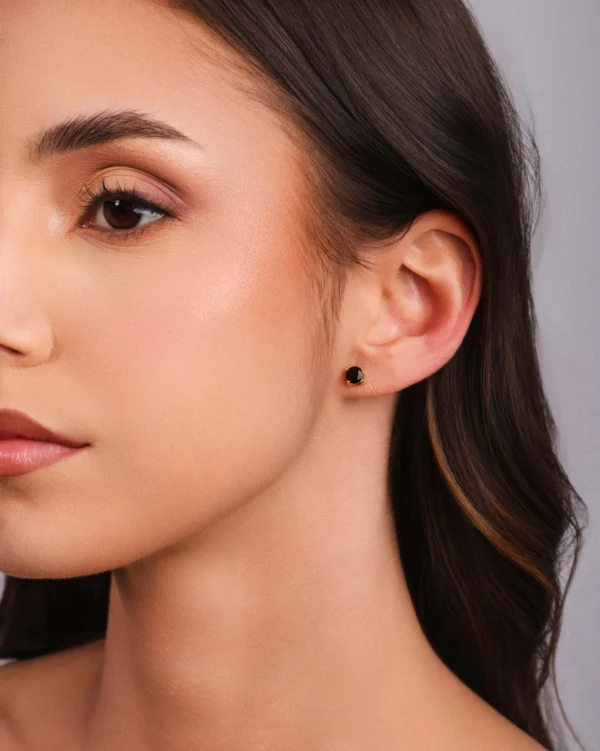 Brinco Ponto de Luz Preto 5 mm Banhado a Ouro 18K - Foto 4